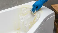 Ako odstrániť žlté škvrny z vane bez použitia chemických prostriedkov? Táto domáca pasta vám v tom pomôže.