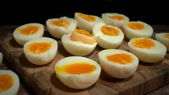 Prečo profesionálni kuchári nikdy nevaria vajcia až po tom, čo voda zovrie: tajomstvo dokonalého jedla